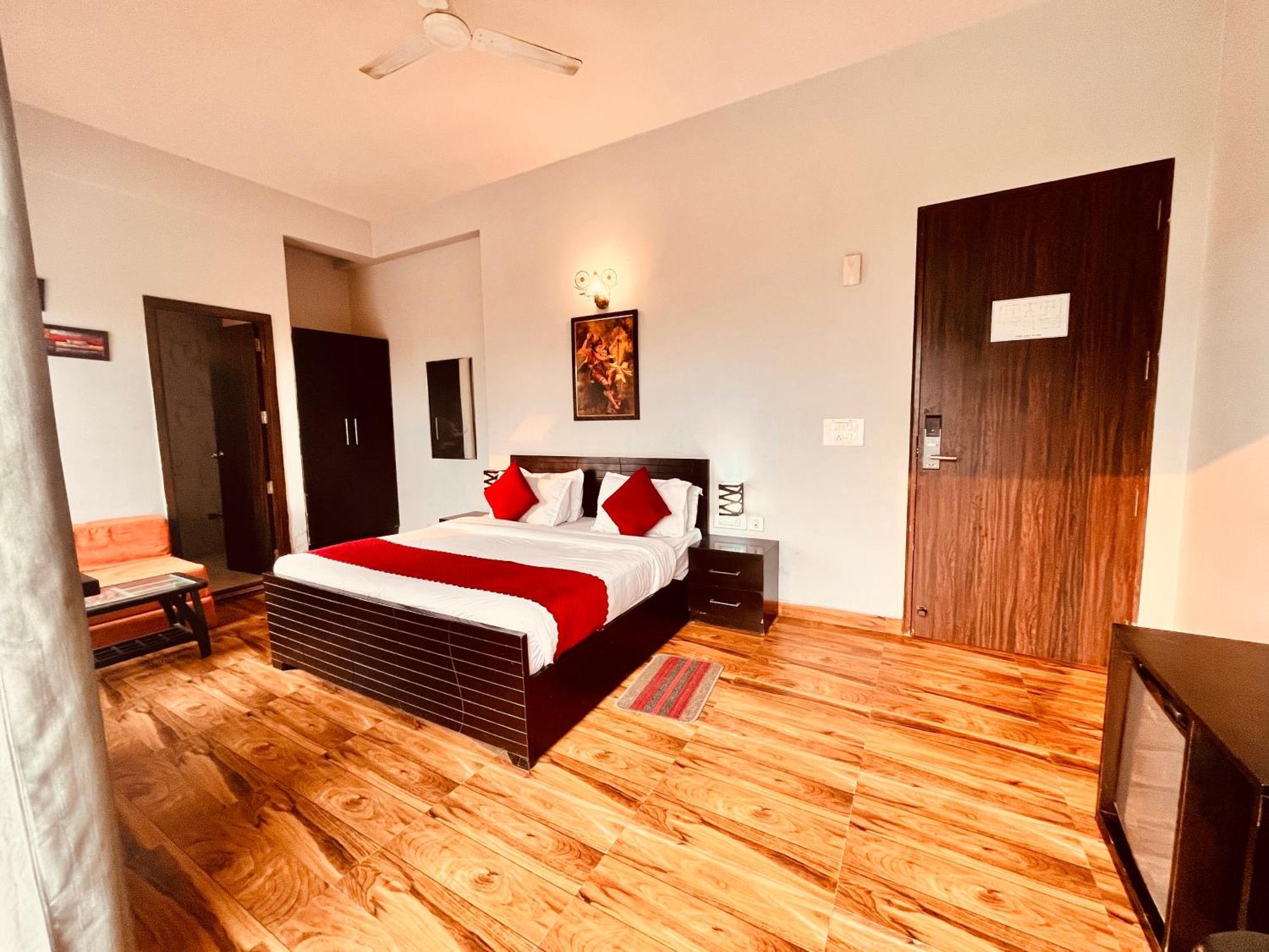 Pearl Grand Boutique Cottage In Omaxe Anandam Vrindavan - #Premium Ac Rooms With Balcony #Big Parking #Lift #Garden #Peaceful Area #Near Prem Mandir #Property Of The Year #Most Awarded ภายนอก รูปภาพ