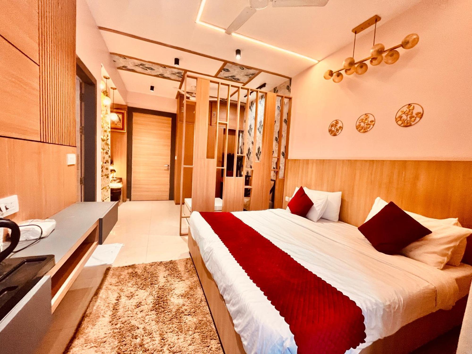 Pearl Grand Boutique Cottage In Omaxe Anandam Vrindavan - #Premium Ac Rooms With Balcony #Big Parking #Lift #Garden #Peaceful Area #Near Prem Mandir #Property Of The Year #Most Awarded ภายนอก รูปภาพ