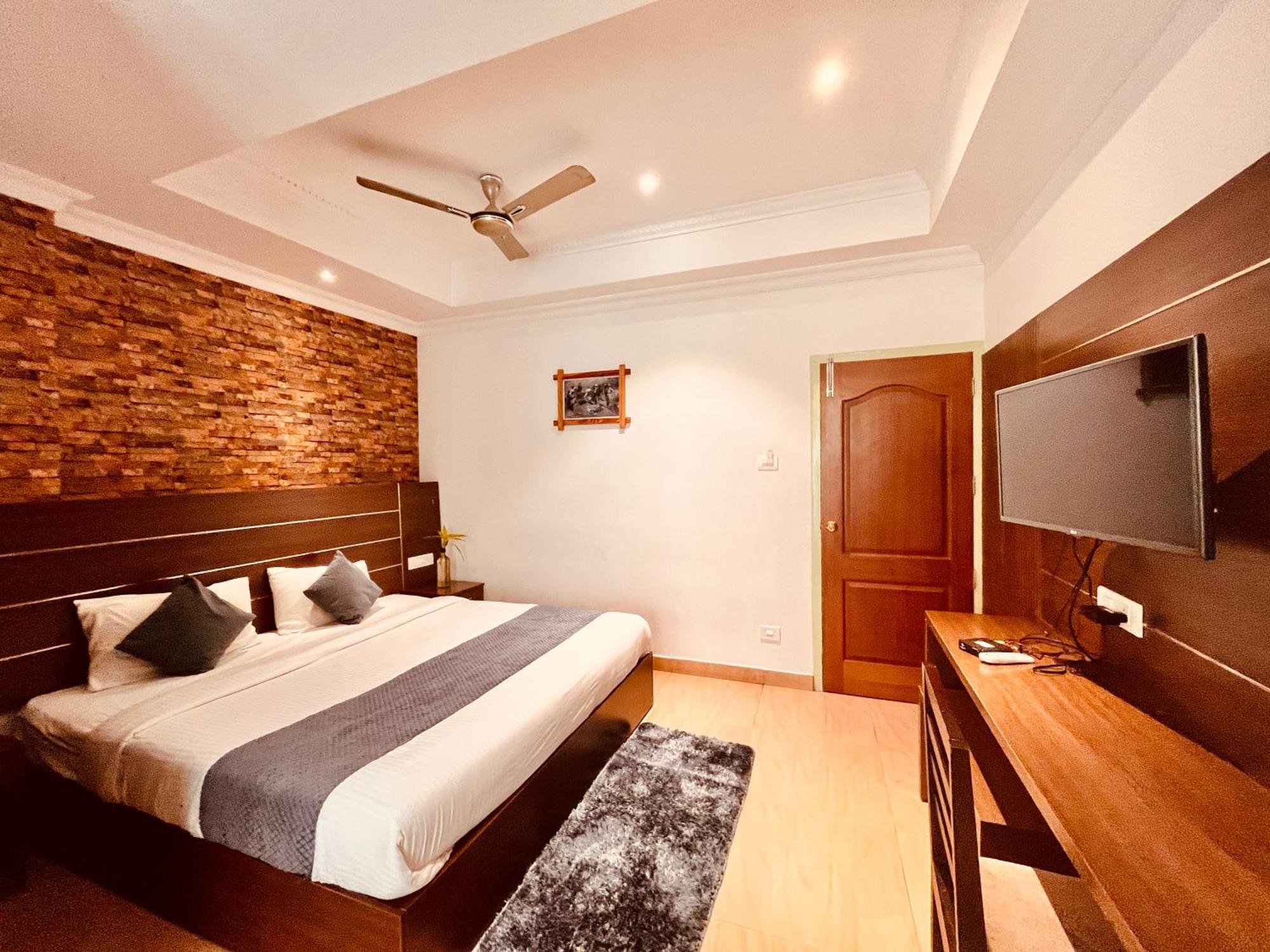 Pearl Grand Boutique Cottage In Omaxe Anandam Vrindavan - #Premium Ac Rooms With Balcony #Big Parking #Lift #Garden #Peaceful Area #Near Prem Mandir #Property Of The Year #Most Awarded ภายนอก รูปภาพ