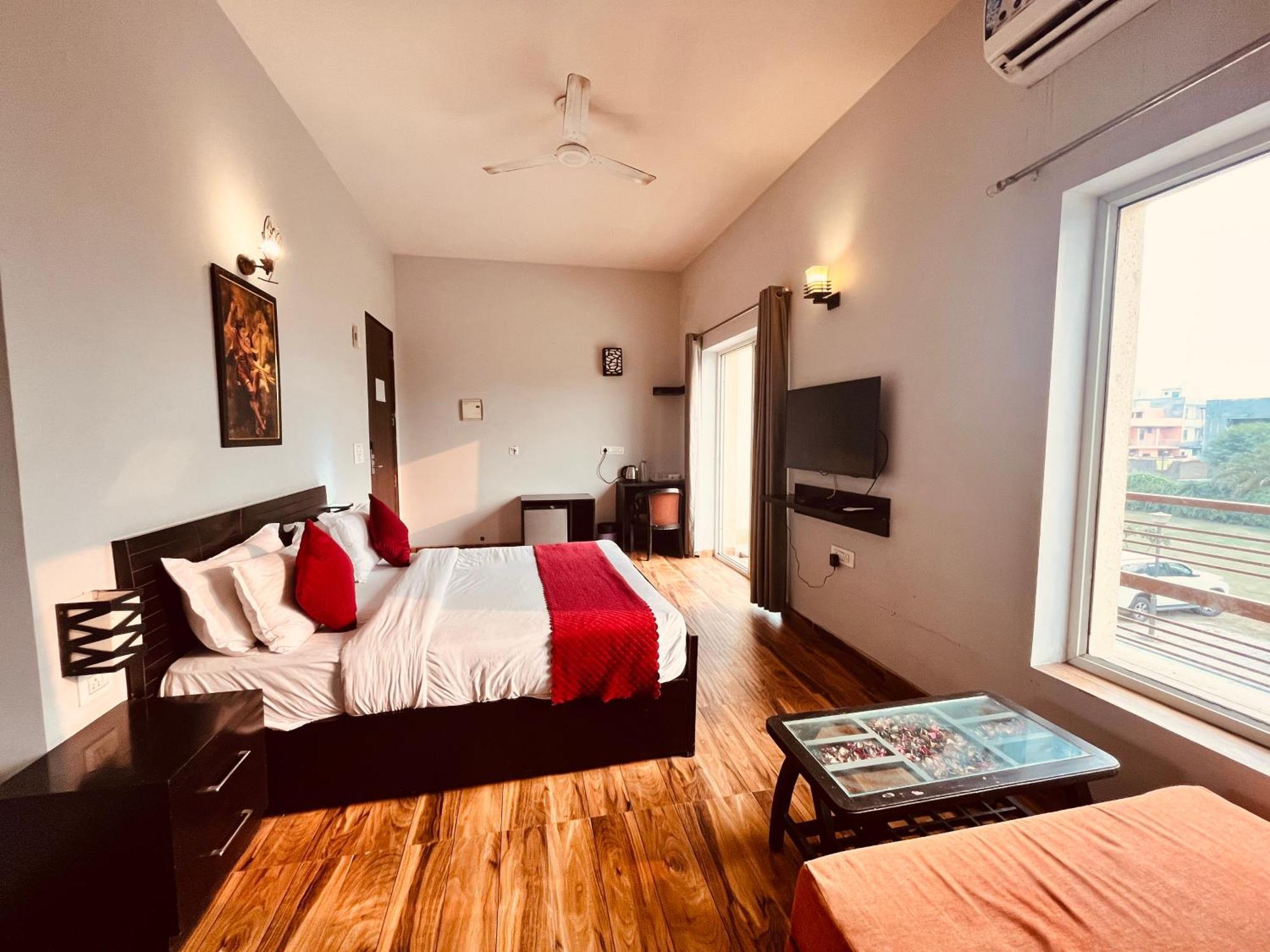 Pearl Grand Boutique Cottage In Omaxe Anandam Vrindavan - #Premium Ac Rooms With Balcony #Big Parking #Lift #Garden #Peaceful Area #Near Prem Mandir #Property Of The Year #Most Awarded ภายนอก รูปภาพ