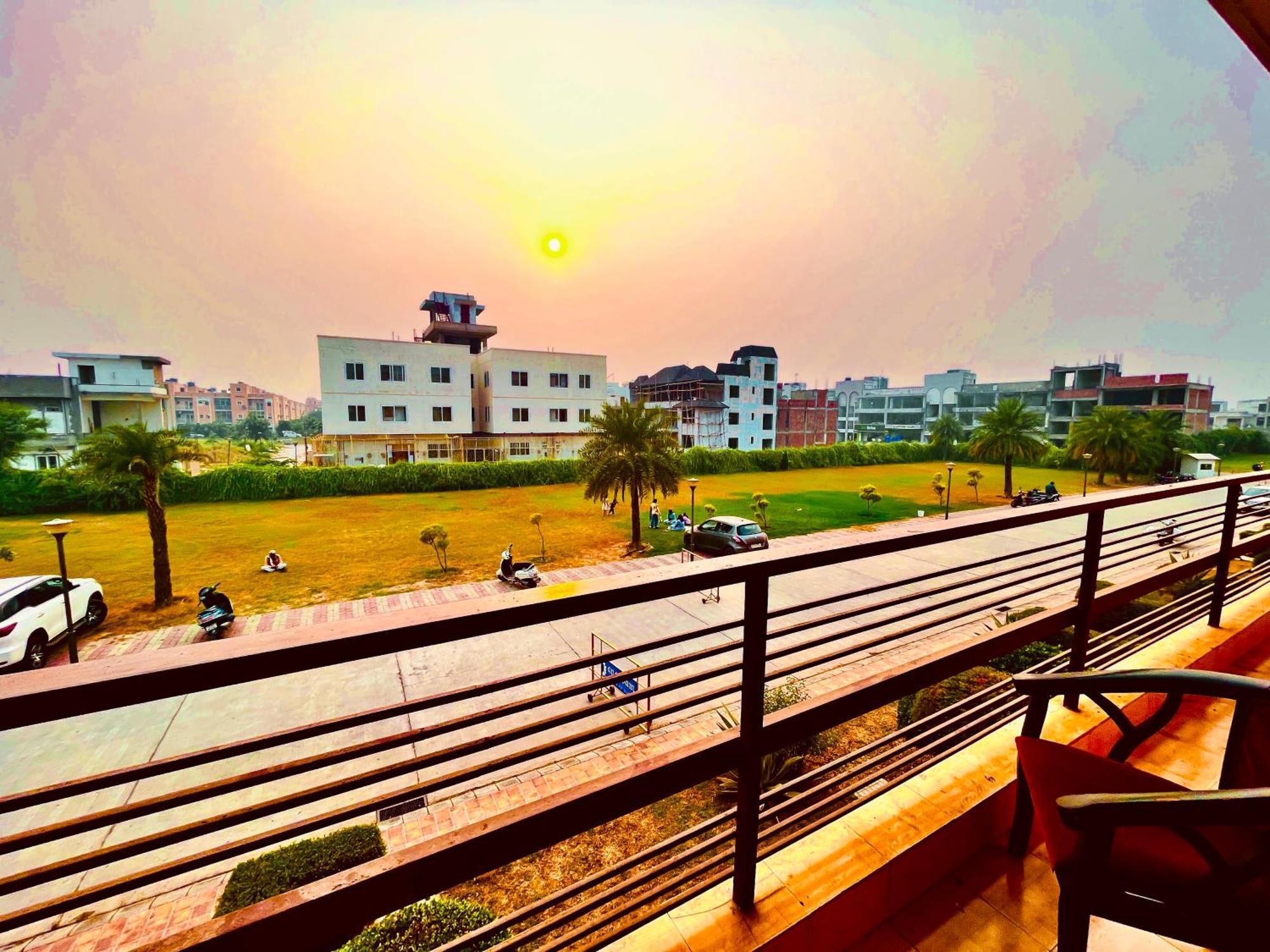 Pearl Grand Boutique Cottage In Omaxe Anandam Vrindavan - #Premium Ac Rooms With Balcony #Big Parking #Lift #Garden #Peaceful Area #Near Prem Mandir #Property Of The Year #Most Awarded ภายนอก รูปภาพ