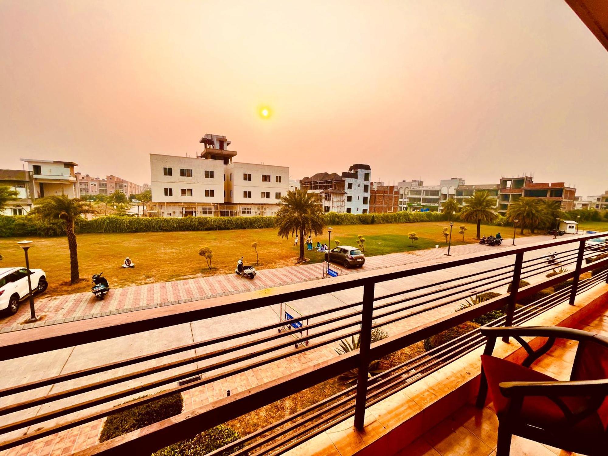 Pearl Grand Boutique Cottage In Omaxe Anandam Vrindavan - #Premium Ac Rooms With Balcony #Big Parking #Lift #Garden #Peaceful Area #Near Prem Mandir #Property Of The Year #Most Awarded ภายนอก รูปภาพ