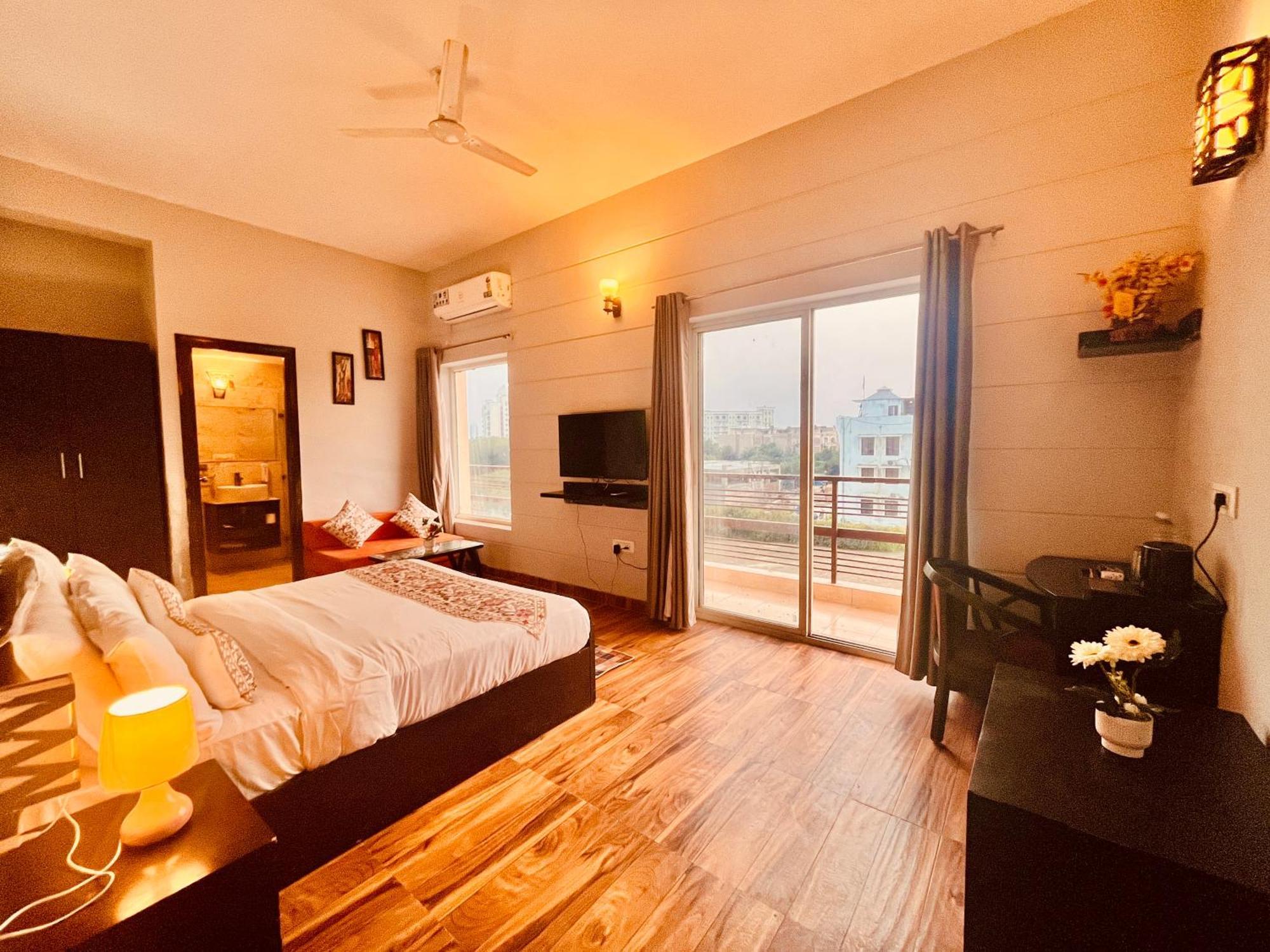 Pearl Grand Boutique Cottage In Omaxe Anandam Vrindavan - #Premium Ac Rooms With Balcony #Big Parking #Lift #Garden #Peaceful Area #Near Prem Mandir #Property Of The Year #Most Awarded ภายนอก รูปภาพ