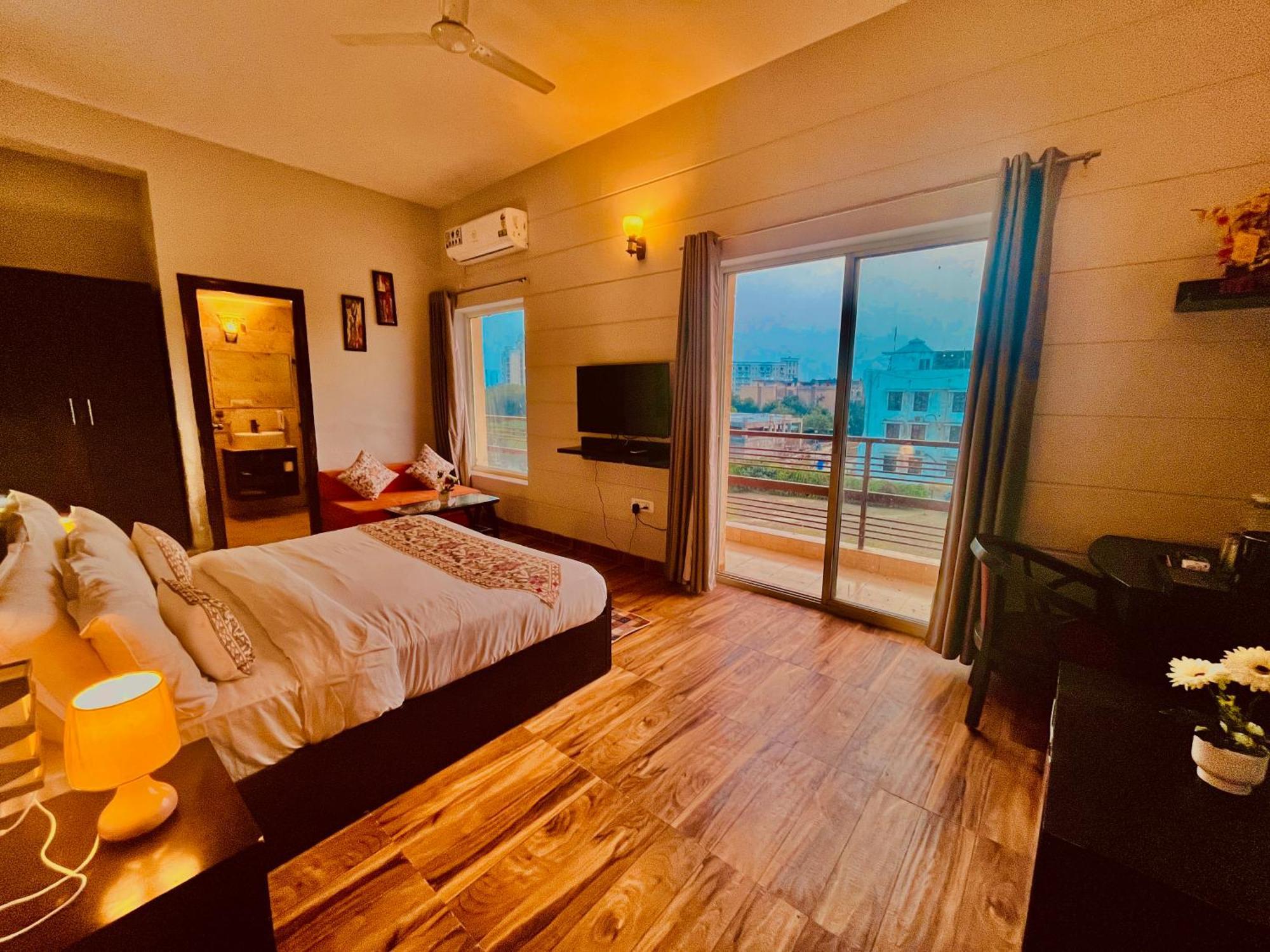 Pearl Grand Boutique Cottage In Omaxe Anandam Vrindavan - #Premium Ac Rooms With Balcony #Big Parking #Lift #Garden #Peaceful Area #Near Prem Mandir #Property Of The Year #Most Awarded ภายนอก รูปภาพ