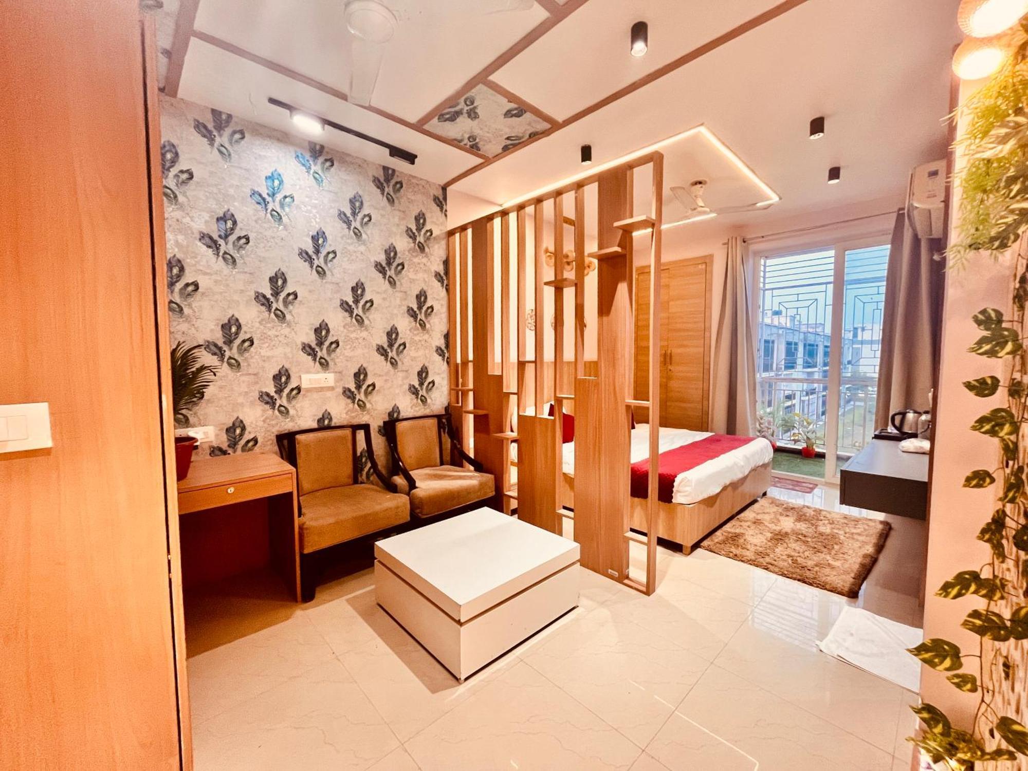 Pearl Grand Boutique Cottage In Omaxe Anandam Vrindavan - #Premium Ac Rooms With Balcony #Big Parking #Lift #Garden #Peaceful Area #Near Prem Mandir #Property Of The Year #Most Awarded ภายนอก รูปภาพ