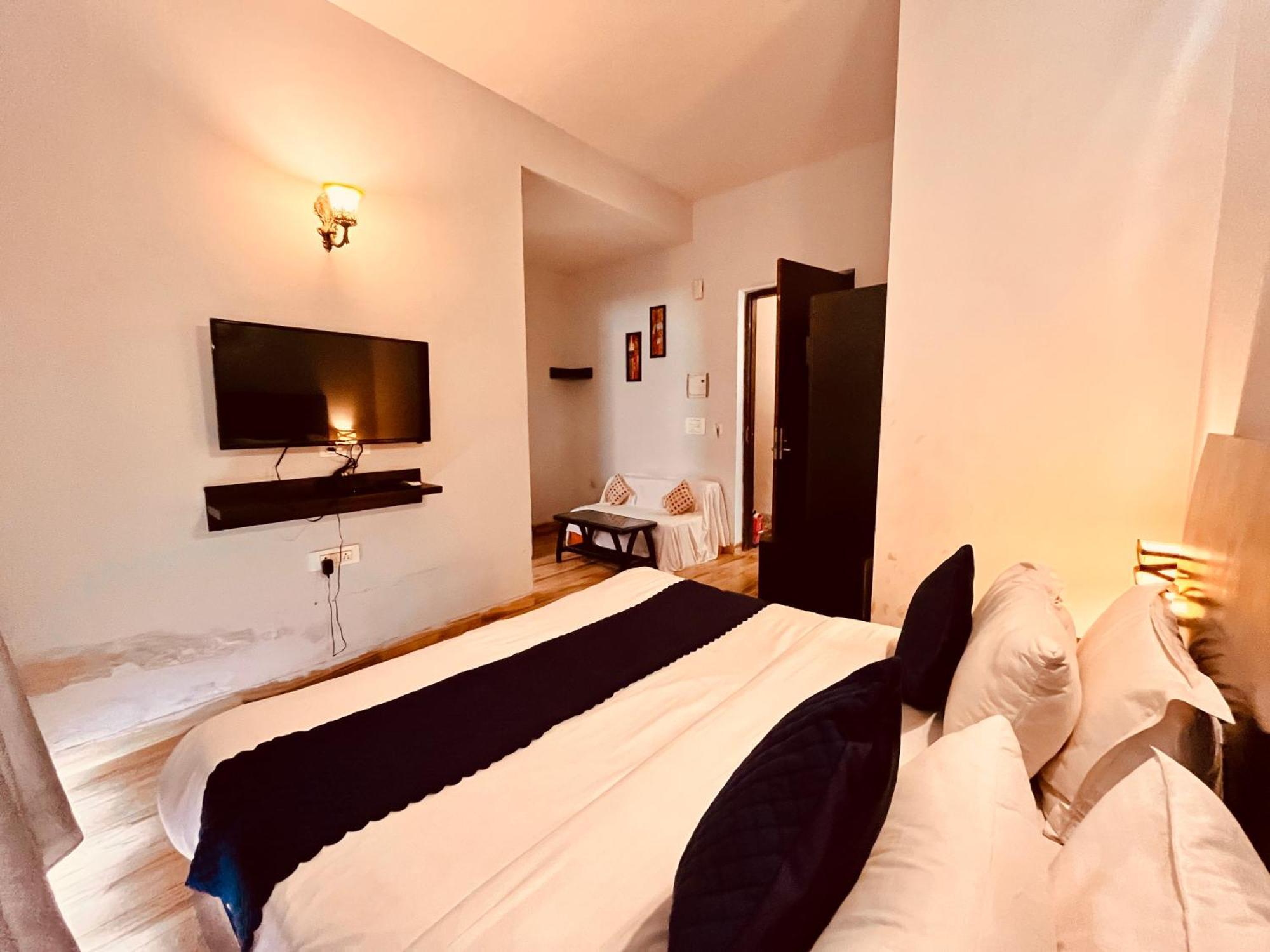 Pearl Grand Boutique Cottage In Omaxe Anandam Vrindavan - #Premium Ac Rooms With Balcony #Big Parking #Lift #Garden #Peaceful Area #Near Prem Mandir #Property Of The Year #Most Awarded ภายนอก รูปภาพ