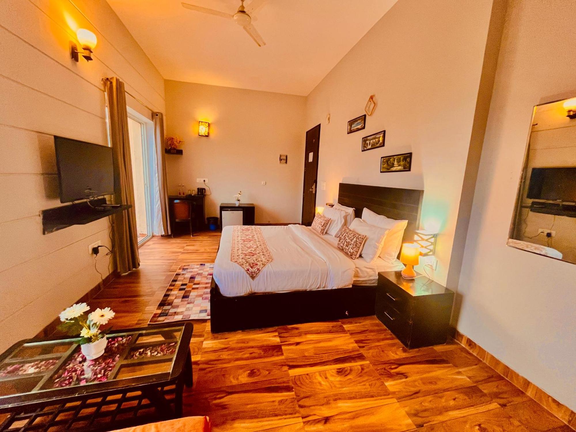 Pearl Grand Boutique Cottage In Omaxe Anandam Vrindavan - #Premium Ac Rooms With Balcony #Big Parking #Lift #Garden #Peaceful Area #Near Prem Mandir #Property Of The Year #Most Awarded ภายนอก รูปภาพ